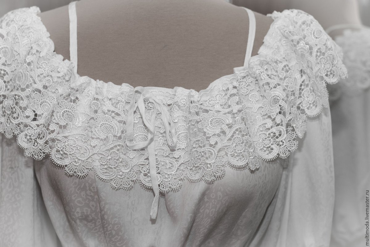 Платье с кружевом белое