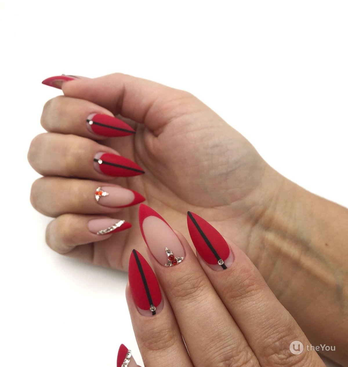 Французский маникюр на миндалевидных ногтях красный