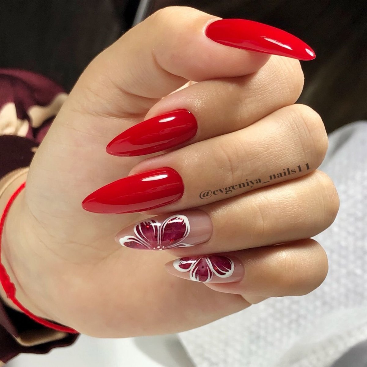 Красный френч на миндалевидных 2022