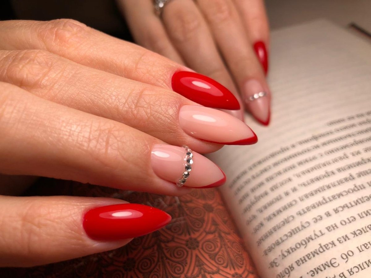 Красный френч 2022 миндаль
