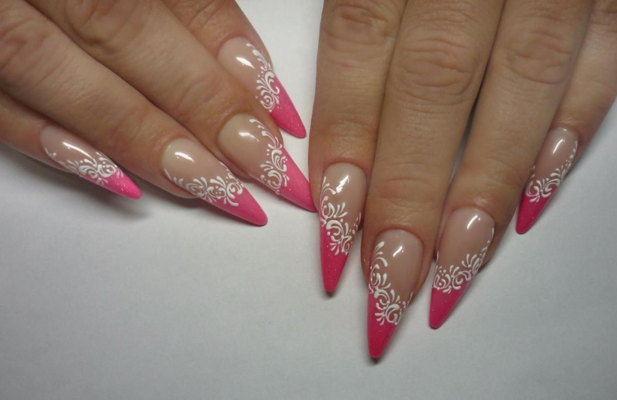 Красный френч на миндалевидных ногтях