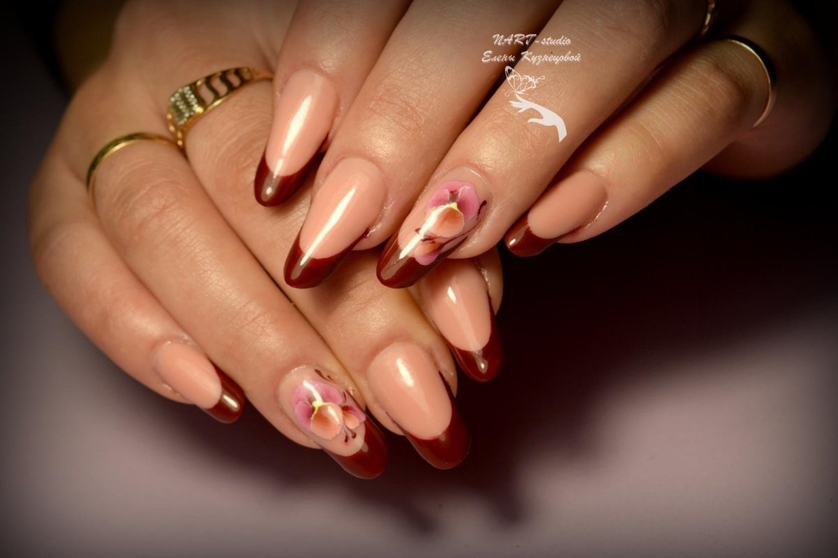 Красный френч 2022 миндаль