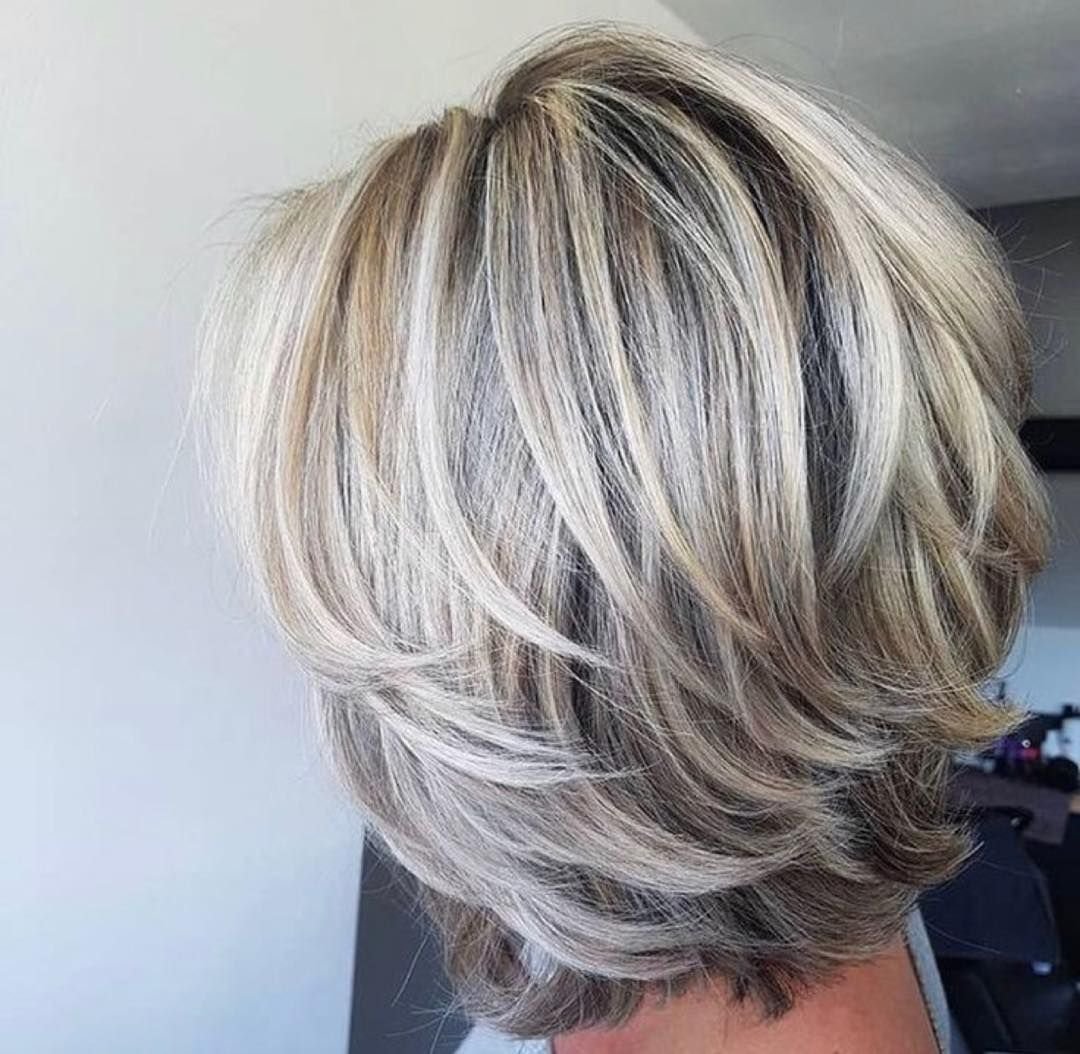 Градуированное каре мелирование пепельный