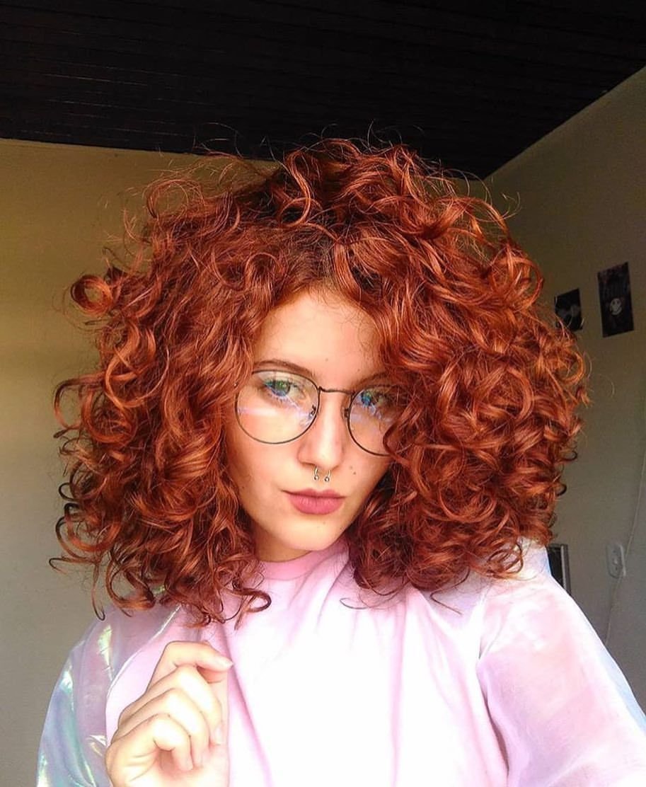 Короткие волнистые рыжие волосы