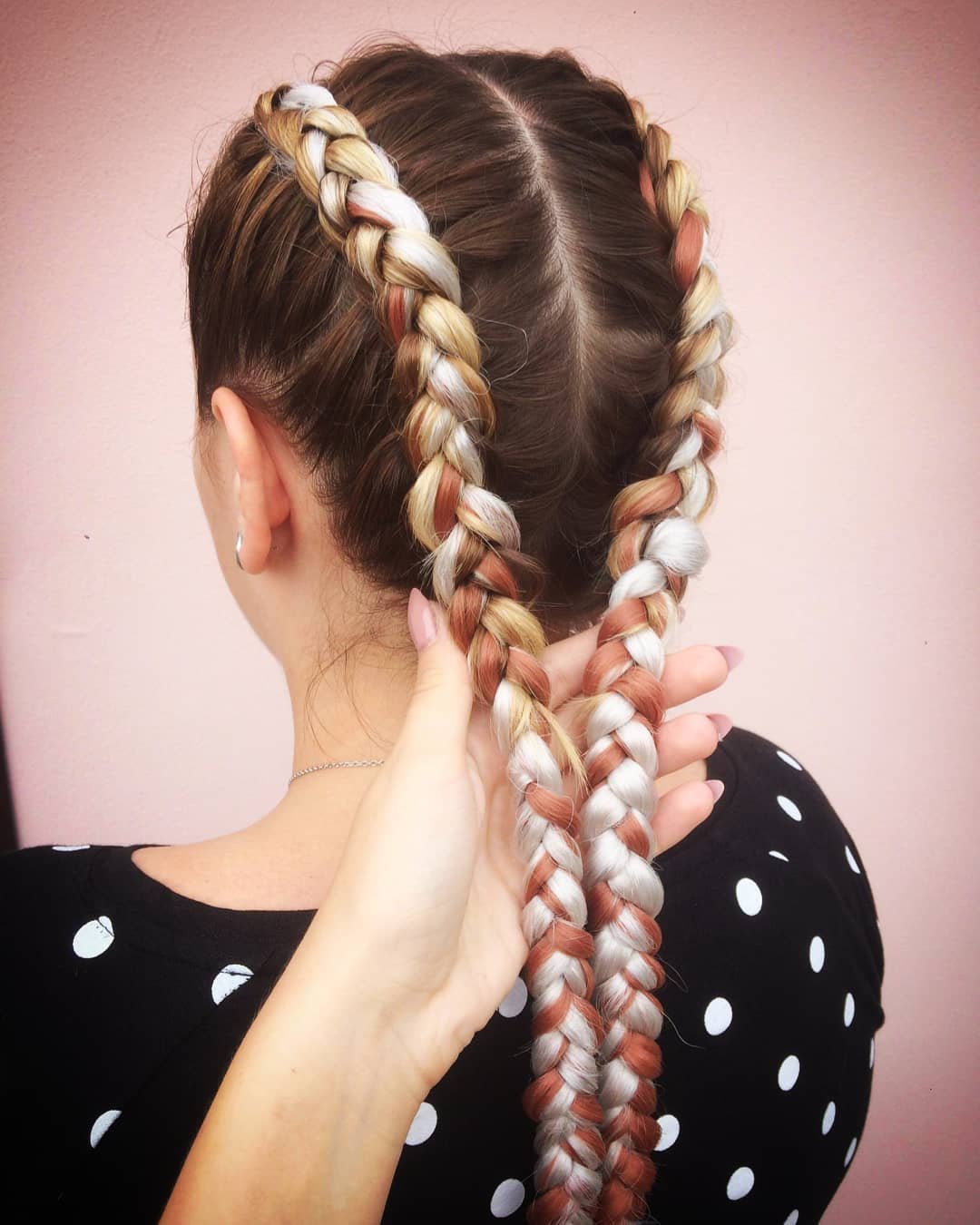 Вывернутые косы девочке