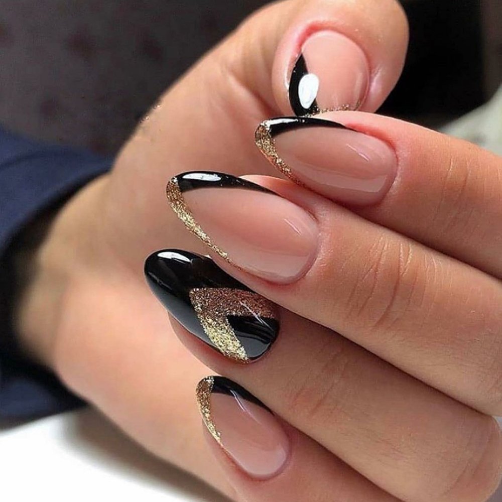 Чёрный френч на ногтях миндалевидной с серебром