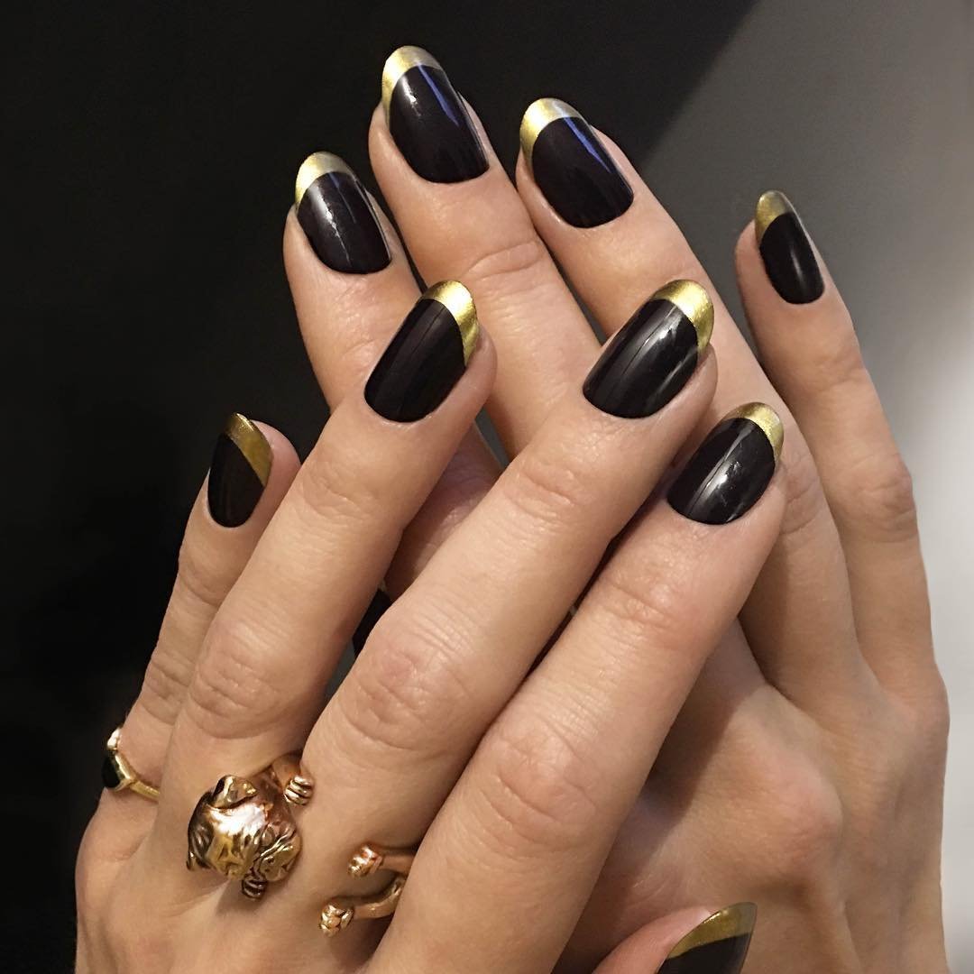 Маникюр чёрный с золотом