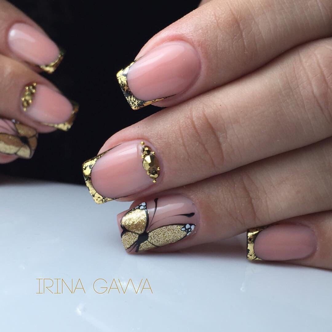 Маникюр чёрный с золотым крестом