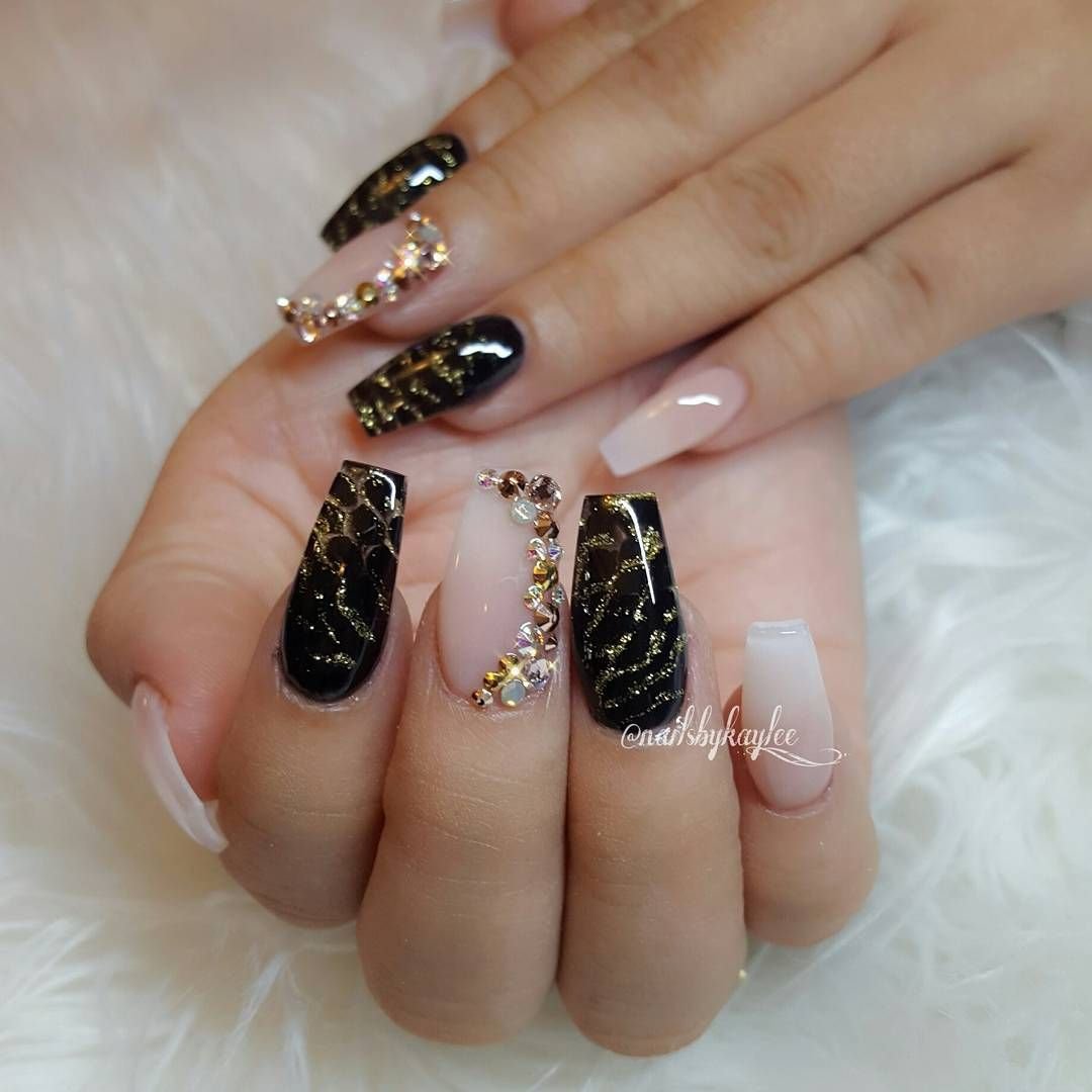 Красивый маникюр френч черный с золотом