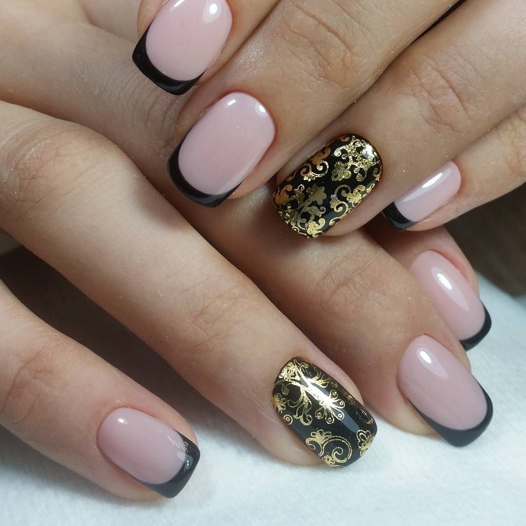 Красивые черные ногти с белым и золотым
