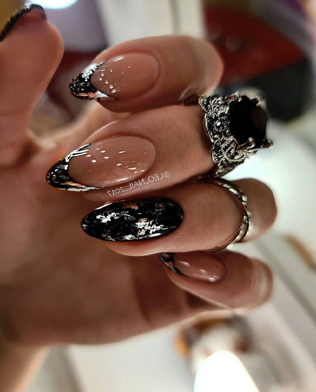 Маникюр френч черный с блестками