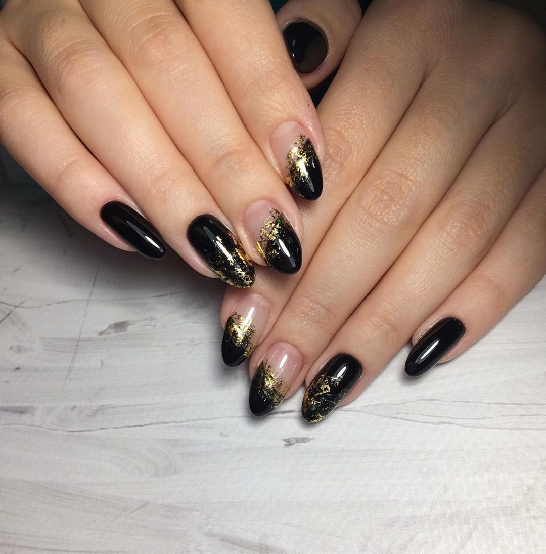 Черный маникюр на овальные ногти