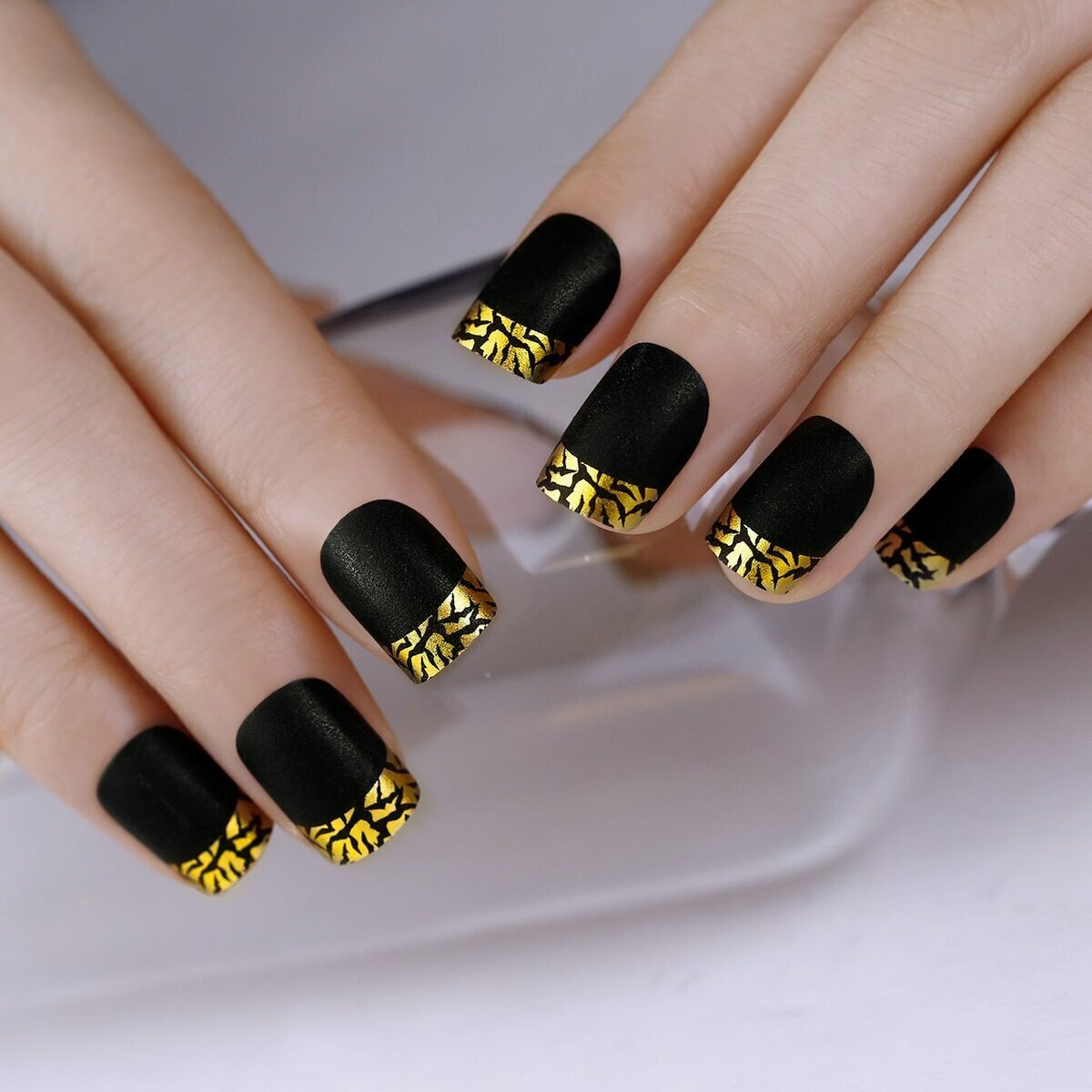 Маникюр чёрный с золотом