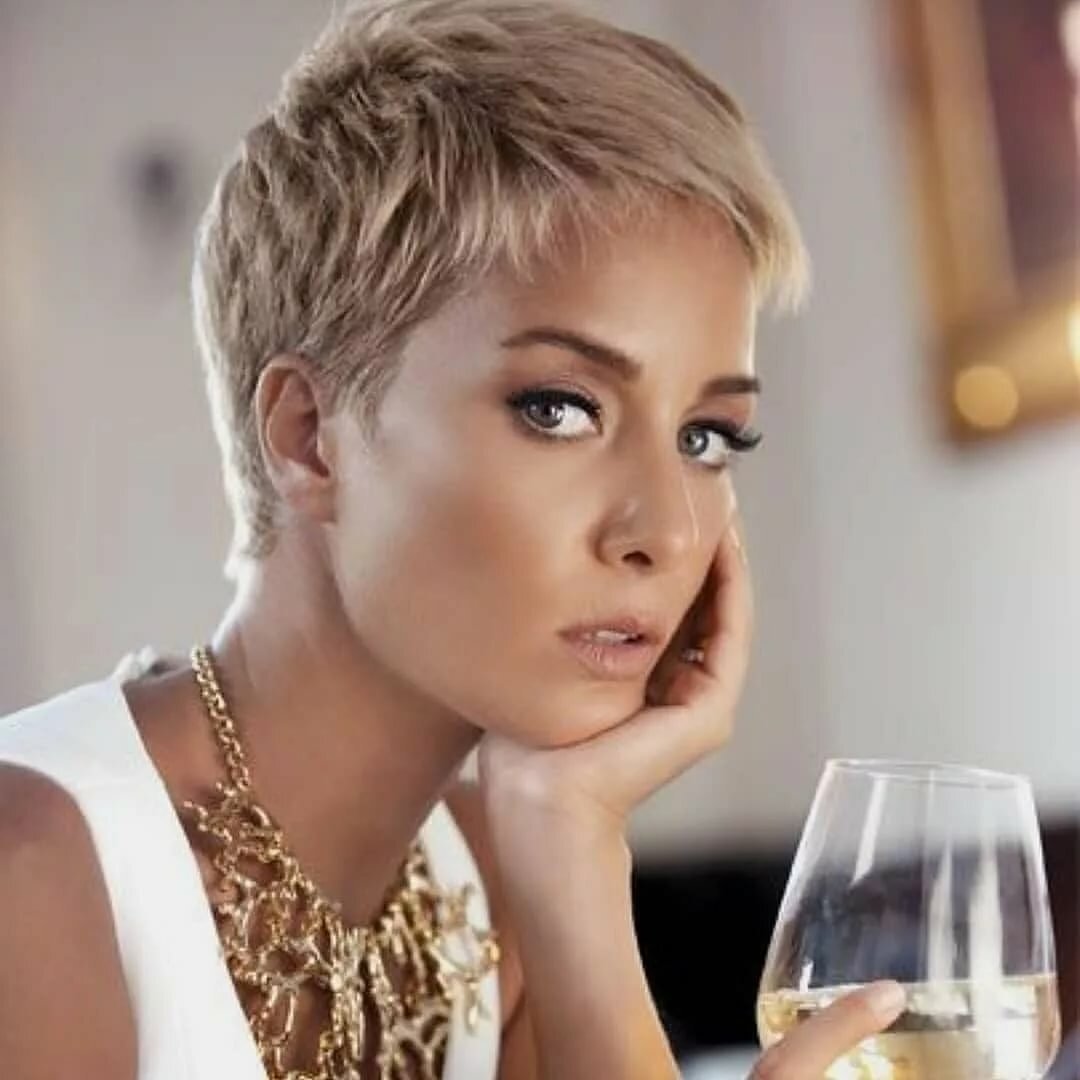 Стрижки с удлиненной челкой на короткие волосы с открытыми ушами