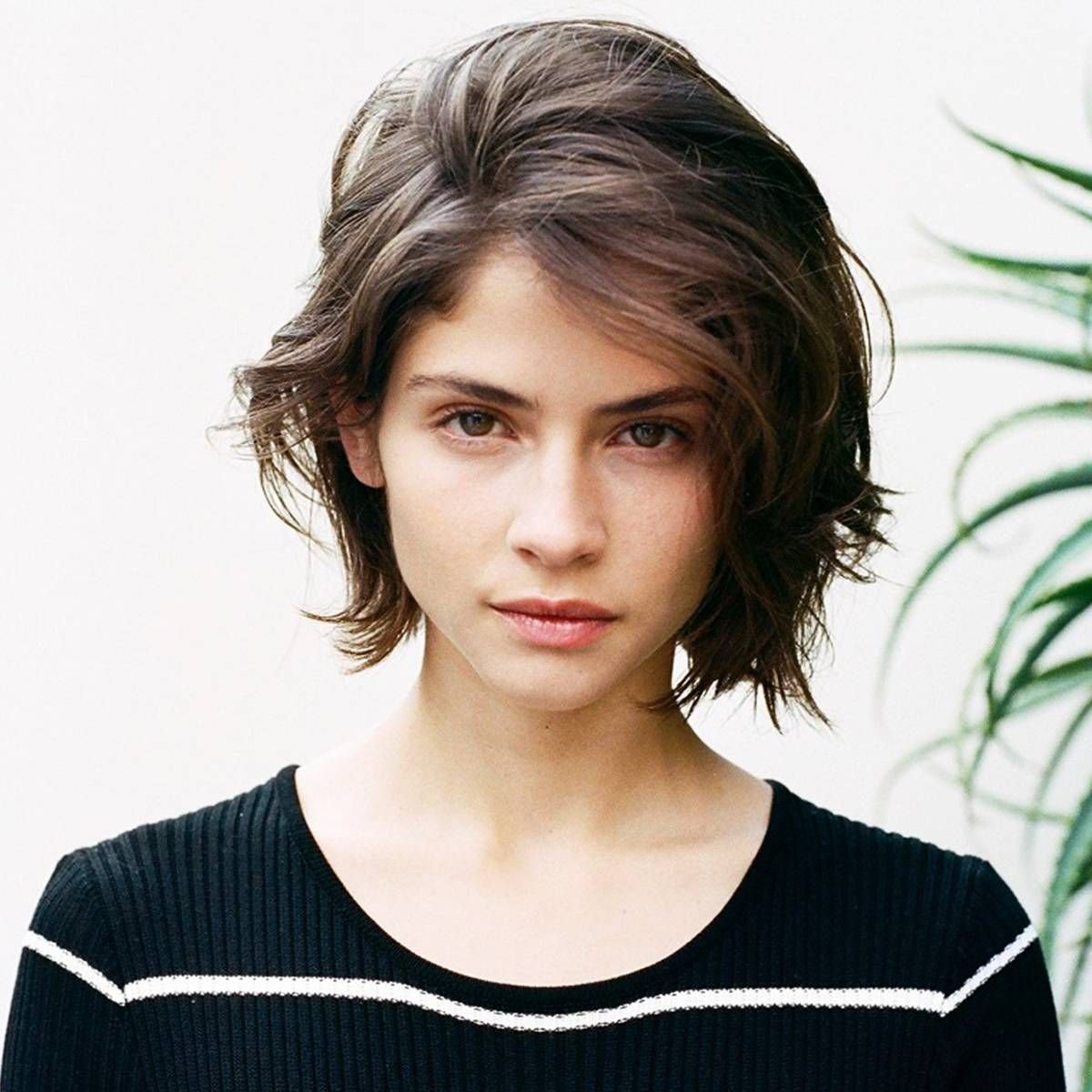 Альба Галоча с короткими волосами