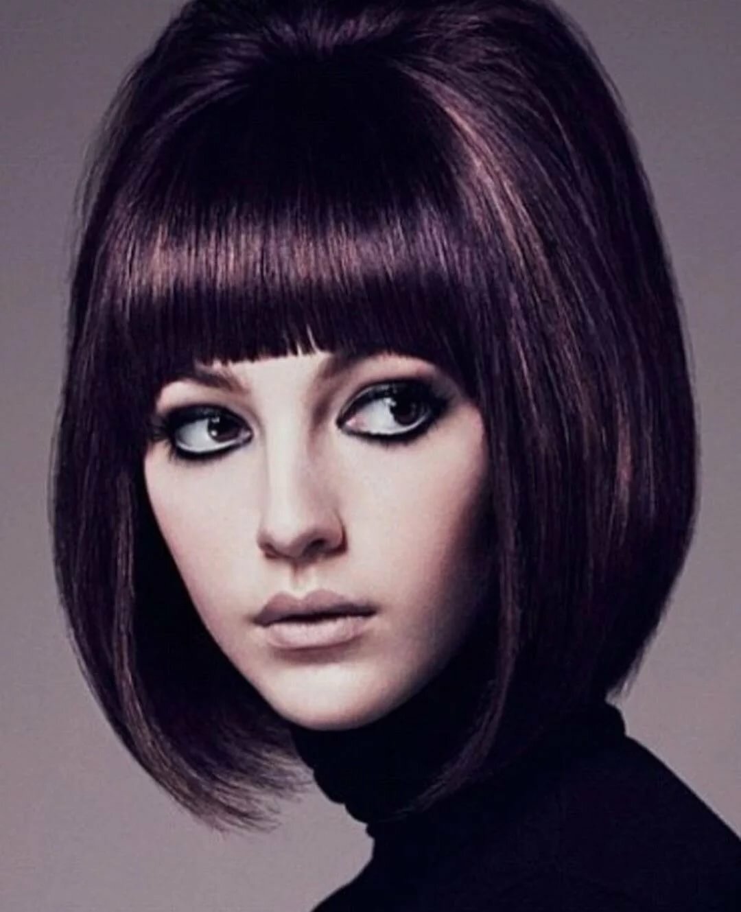 Стрижка каре на средние волосы с челкой полукругом