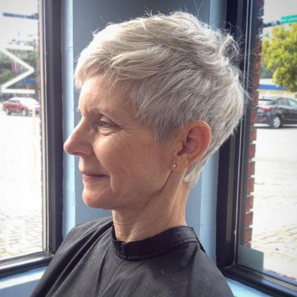 Женщина в элегантной прическе