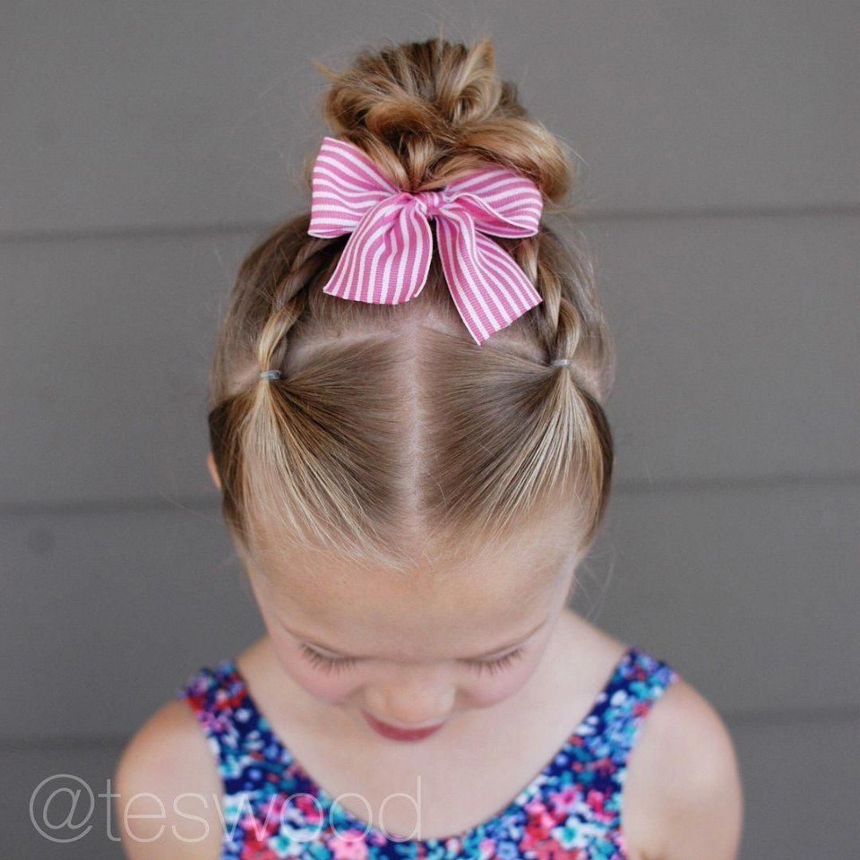 Прическа с бантом для девочки на утренник