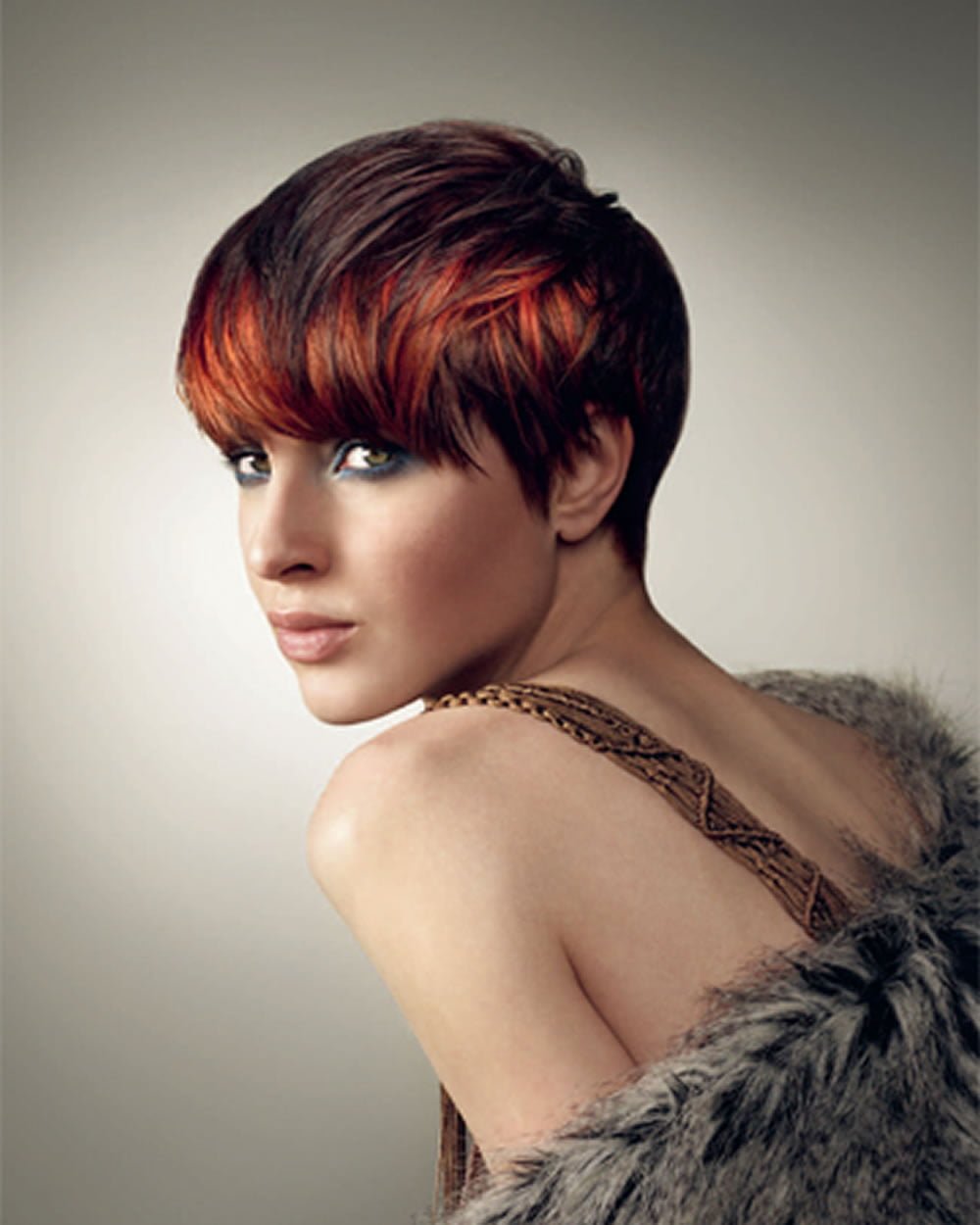 Стрижка каре на средние волосы с че