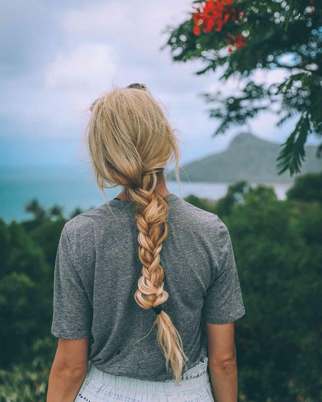 Кэтрин Браун босиком