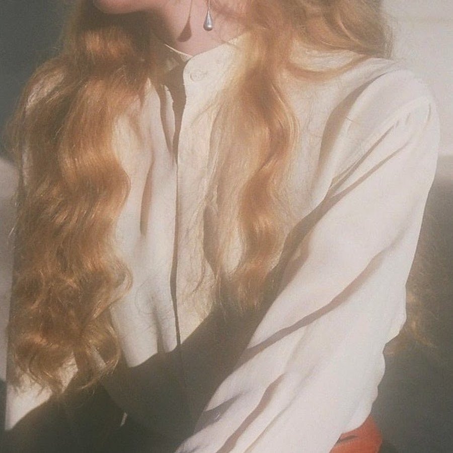 Девушка в платье босиком