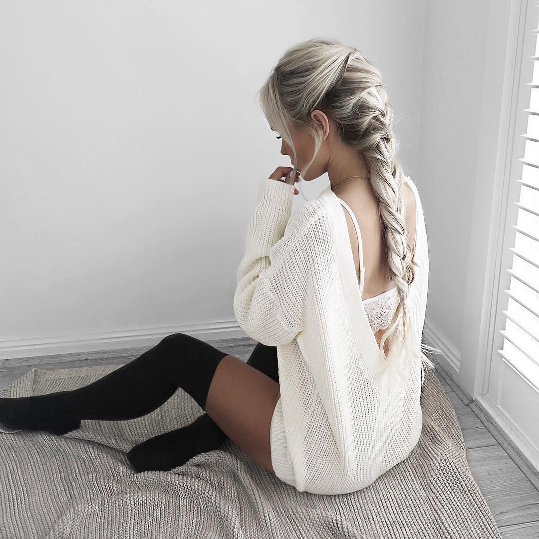 Блондинка в белом свитере