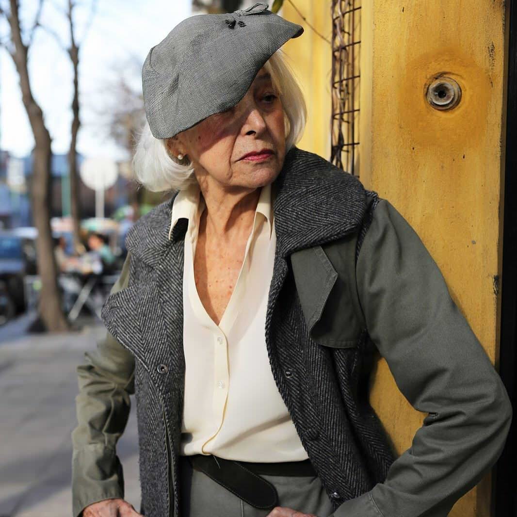 Пожилые женщины в бейсболках