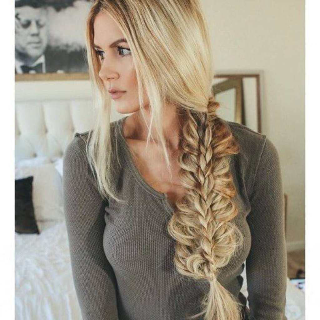 Блондинка с косой