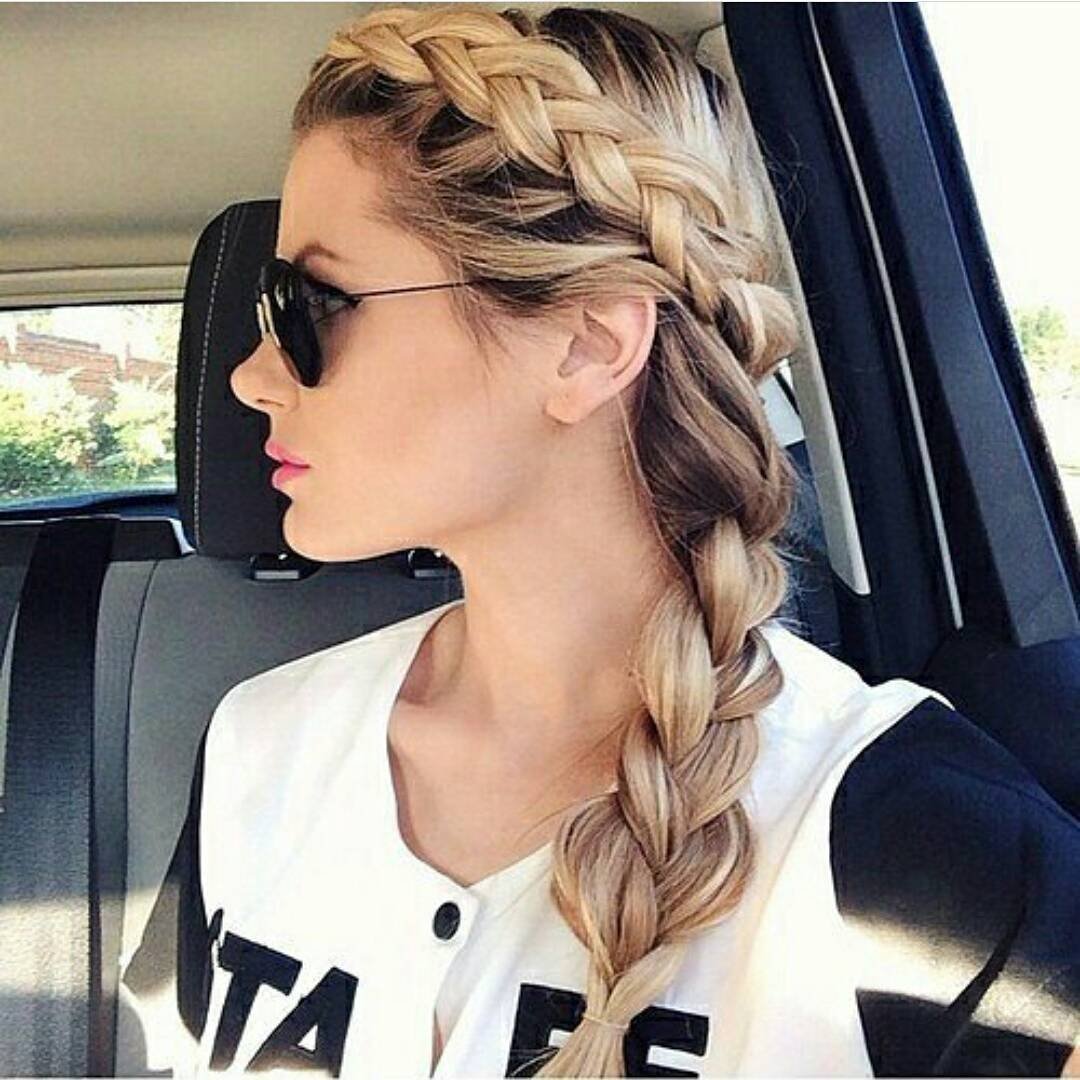 Девушка блондинка с косами стильная