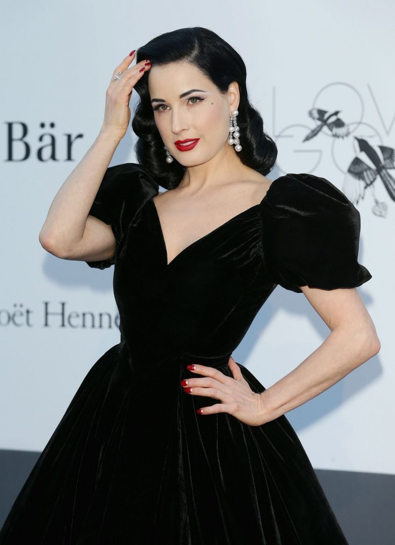 Прическа под короткое платье