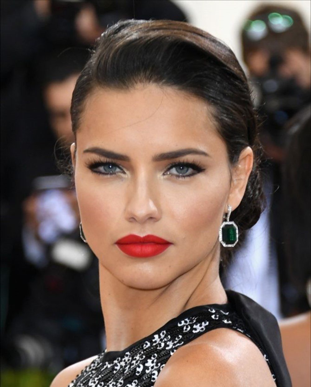 Прическа к черному короткому платью