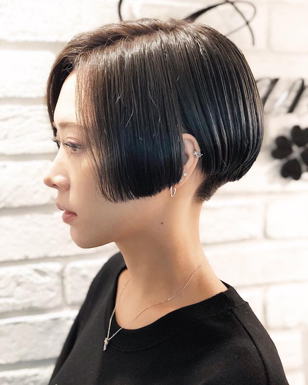 Короткое каре выше ушей