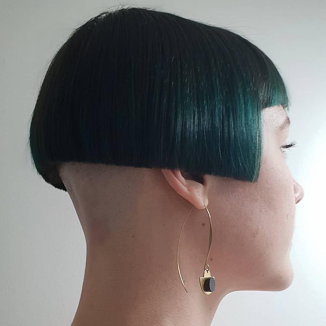 Женская стрижквыше ушей