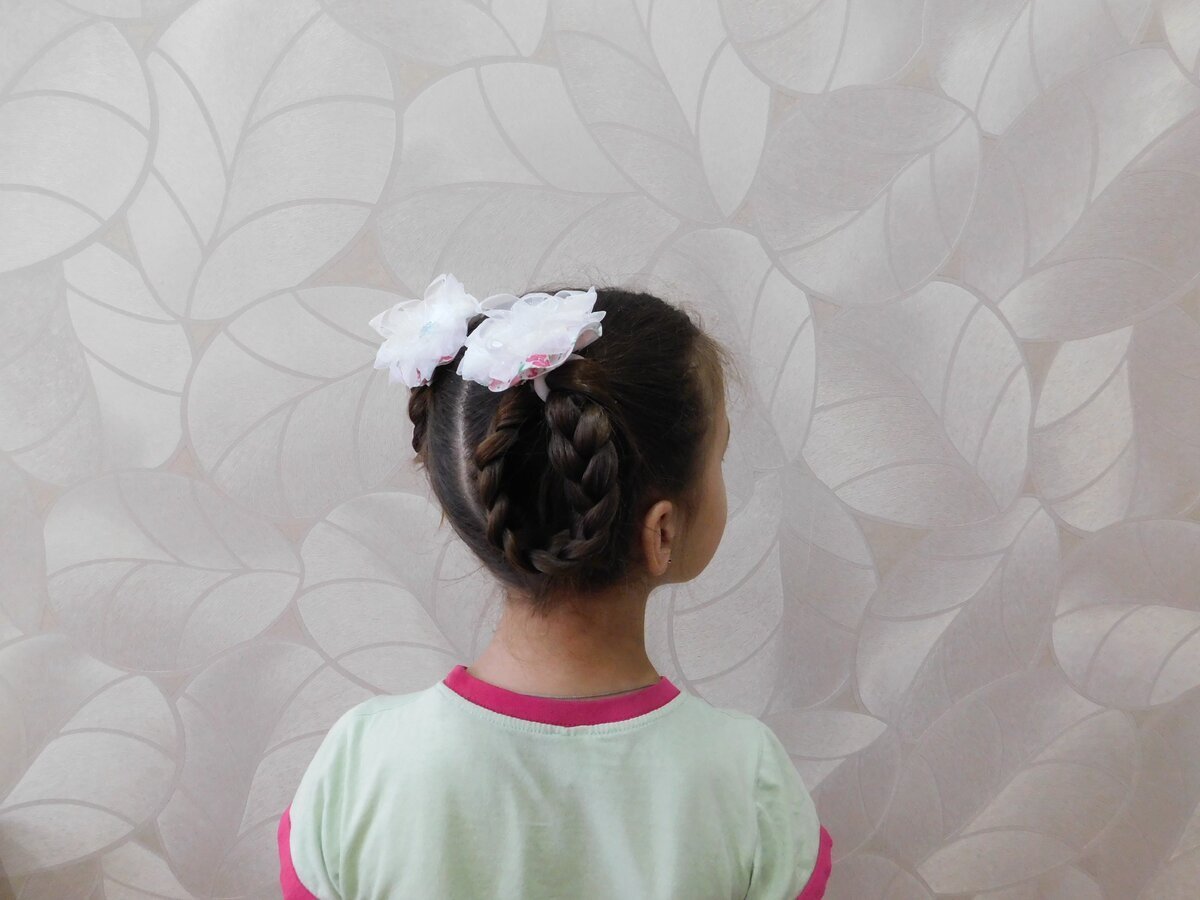 Несложные прически для девочек с лентами