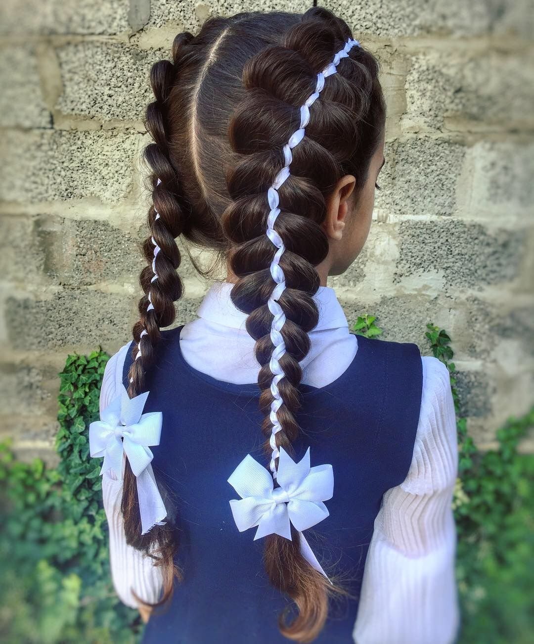 Прическа с атласной лентой