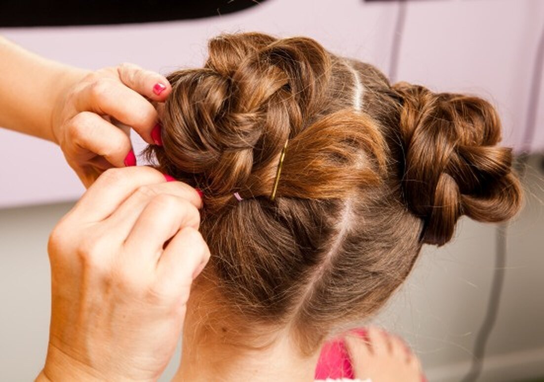 Прическа для девочек с ленточкой и шишкой