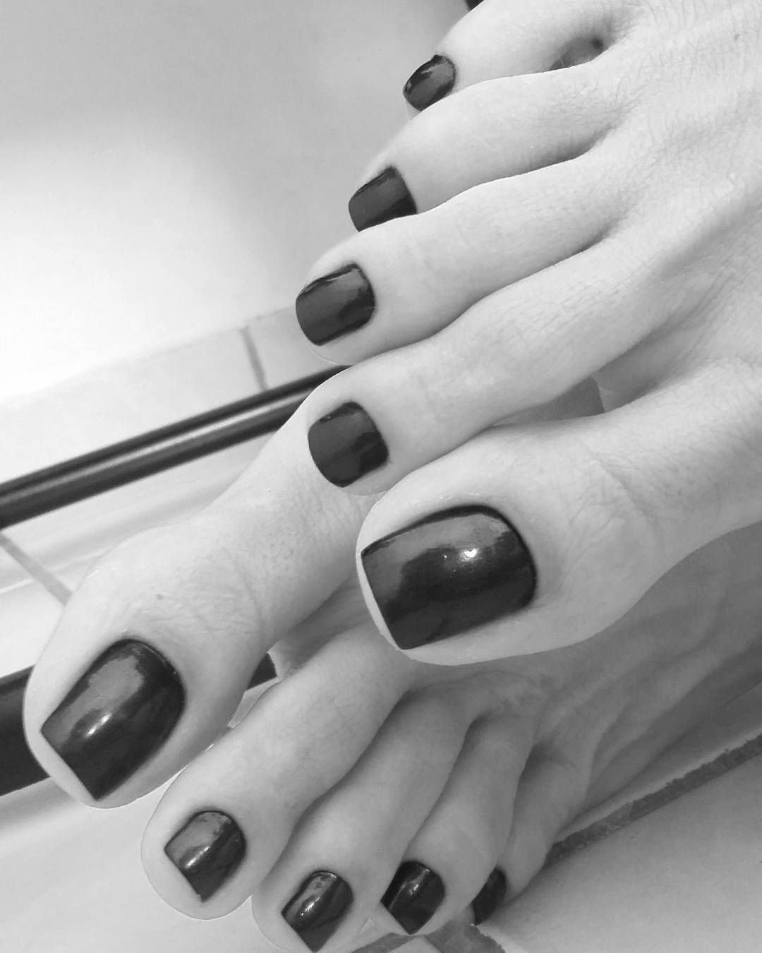 Красивый педикюр на ногах черный