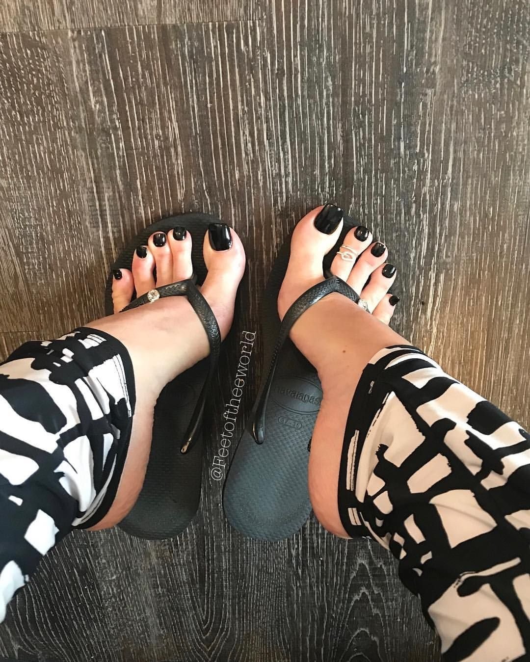 Ножки с черным педикюром