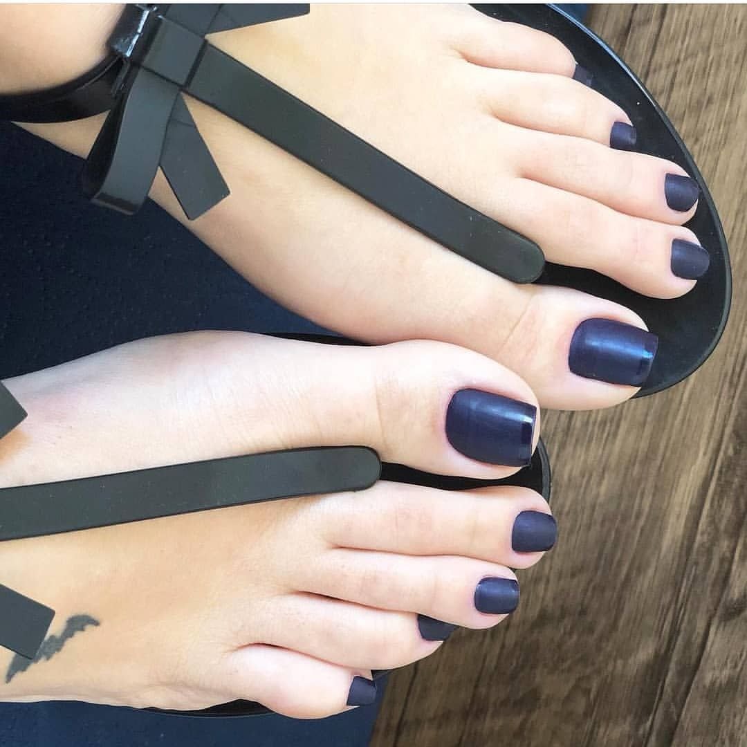 Ножки с черным педикюром