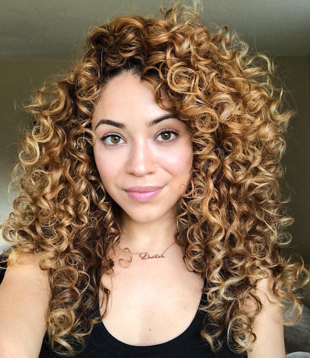 Девушки с кудрями от природы