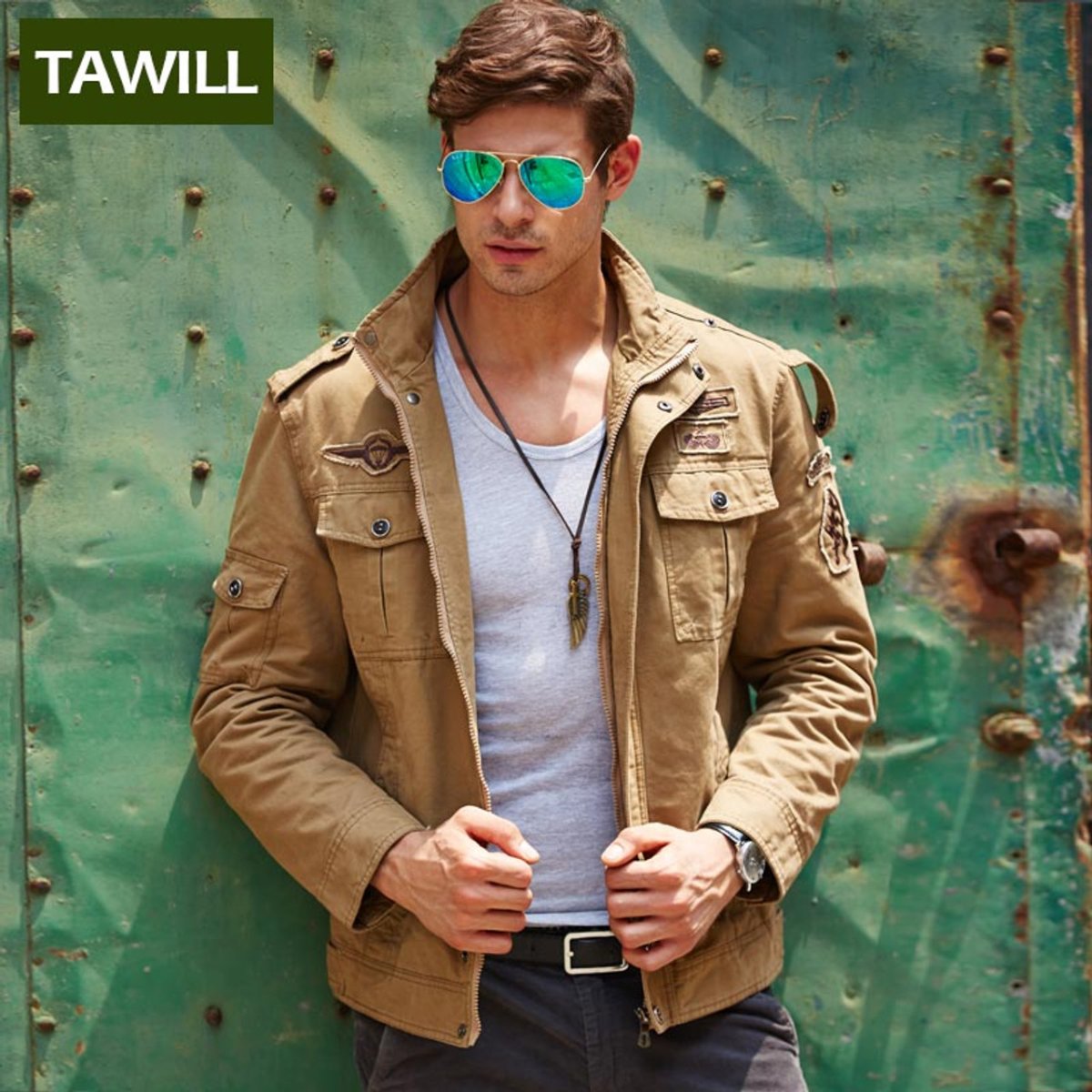 Парень в весенней одежде