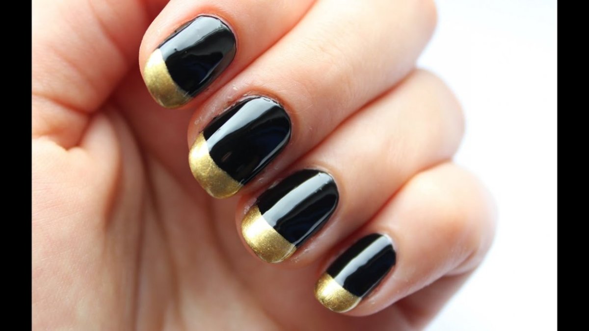 Черные ногти с золотистой вставкой