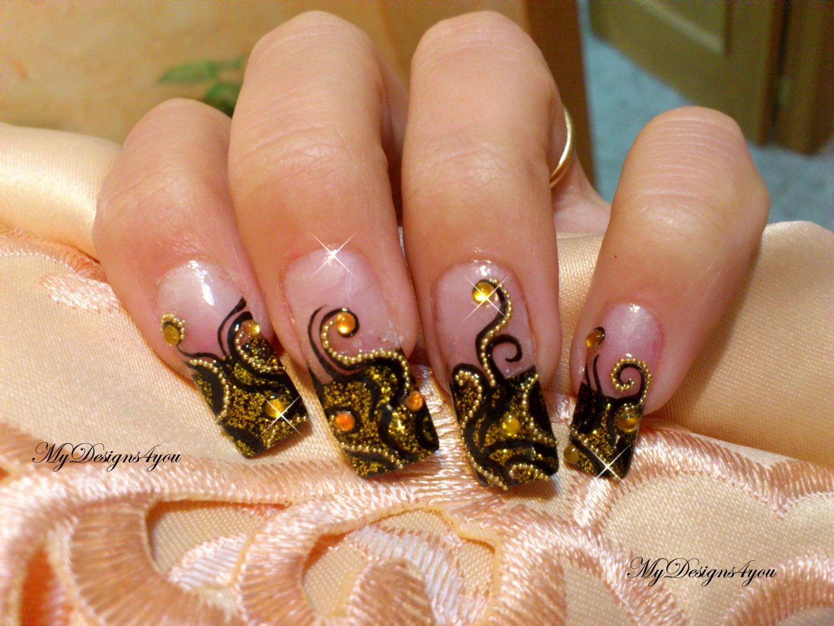 Рисунок на ногтях золотом по красному