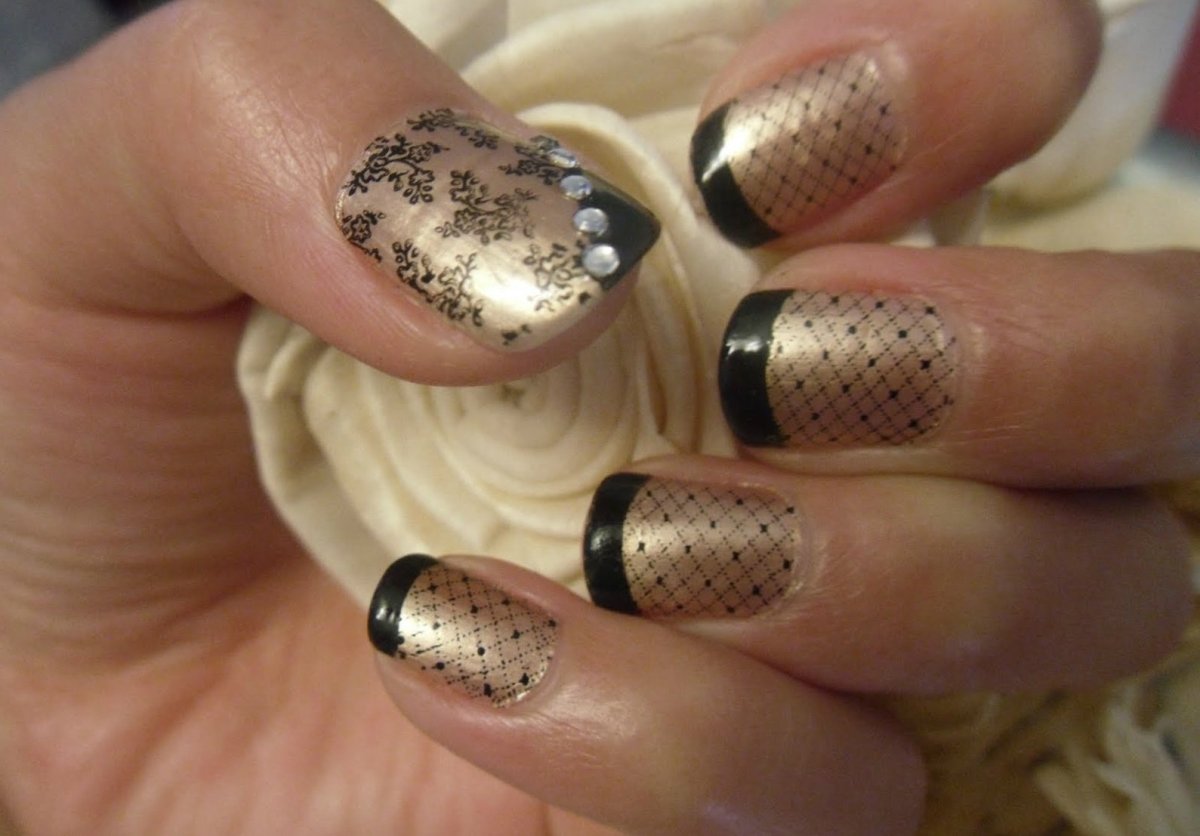 Маникюр с золотым кружевом