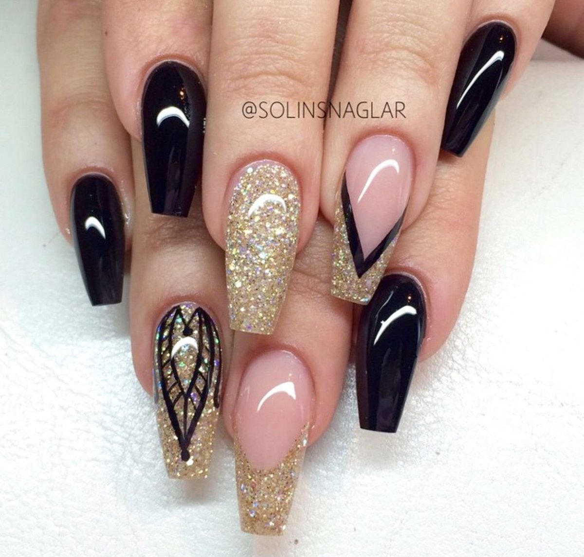 Нарощенные ногти черный с золотом