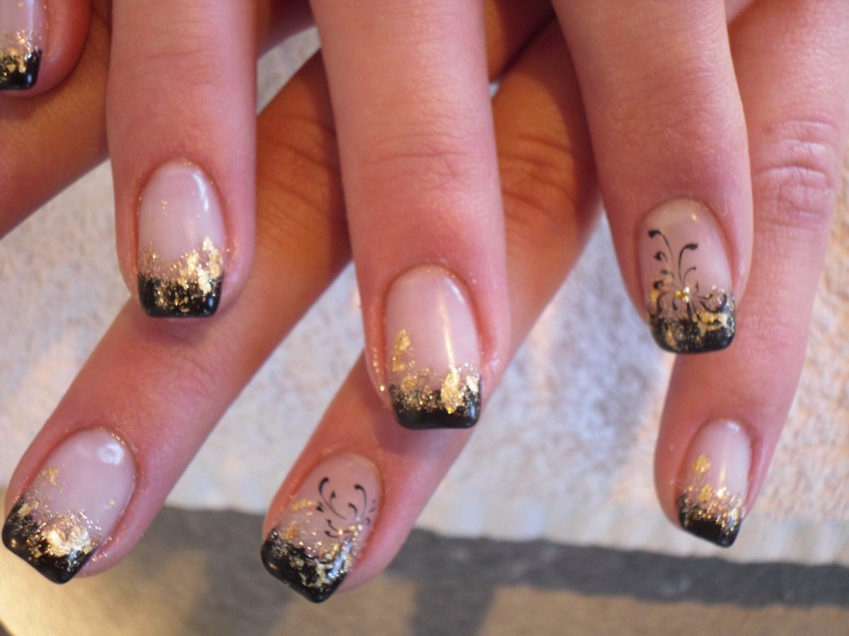 Маникюр френч золото с черным