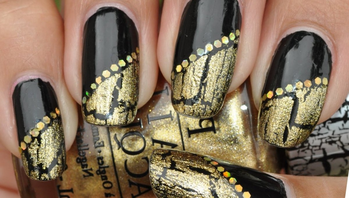 Новогодние ногти черные с золотом