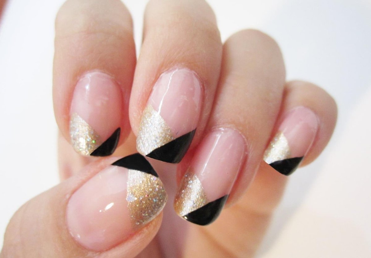 Маникюр френч черный с золотом