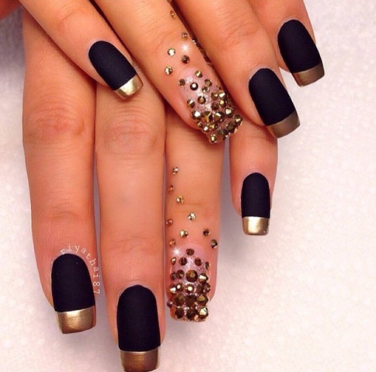 Маникюр черный с розовым золотом