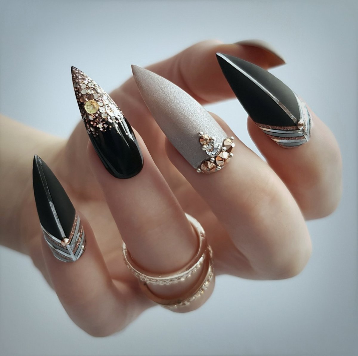 Маникюр чёрный с золотом на длинные ногти